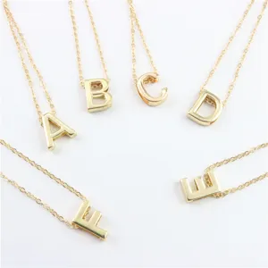 Gouden letter hanger halsketting detailopname met alfabetbedeltjes voor dagelijkse stijl.