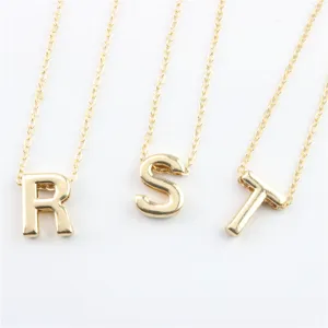 Gouden beginletter kettingen met delicate kettinkjes, elegante sieraden voor vrouwen.