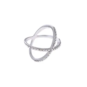 Zilveren kruis strass ring detail close-up, fonkelend geometrisch open ontwerp.