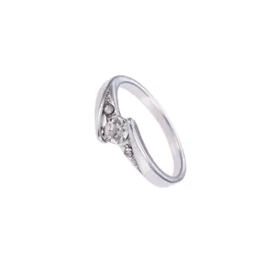 Gedetailleerde close-up van de sprankelende kristal ingelegde ring met fijn vakmanschap.