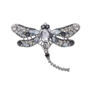 Prachtig kristallen strass libel broche detail, vintage zilverkleurig metalen accessoire.