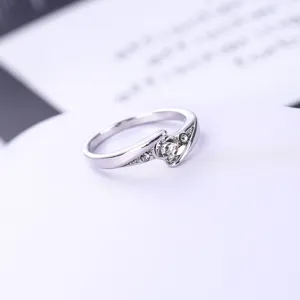 Prachtige zilveren strass ring met asymmetrisch ontwerp, close-up voor sieradenliefhebbers.