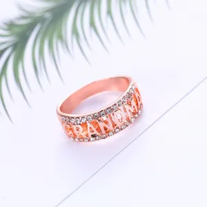 Roségoud kristal strass oma letter ring prachtige gedetailleerde close-up product weergave