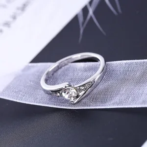 Detailopname van zilveren kristallen ring met sprankelende strass-steentjes en modern ontwerp.