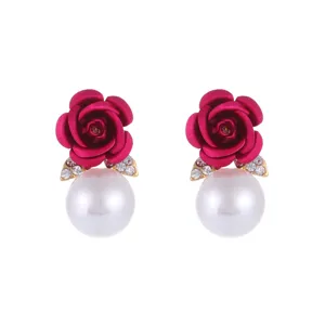 Elegante roze rozenbloem oorbellen met grote witte parel en sprankelende strass-steentjes.