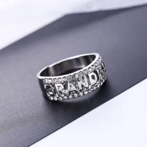 Detailopname van het sprankelende strass GRANDMA letterring oppervlak en kristalontwerp.