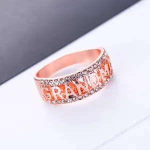 Roségoudkleurige strass Grandma letter ring detail foto, fonkelend mode sieraden artikel.