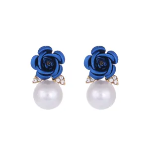 Blauwe roos oorknopjes met sprankelende strass-steentjes en grote witte parelhangers.