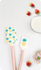 Ensemble de spatules en silicone avec manche en bois et imprimé ananas pour la pâtisserie.