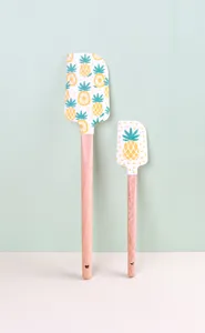Set de spatules de pâtisserie en silicone avec motif ananas et manche en bois.