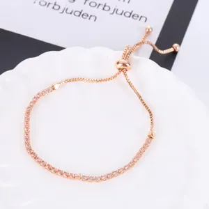 Bracciale tennis placcato in oro rosa con pietre di cristallo brillanti e design regolabile.