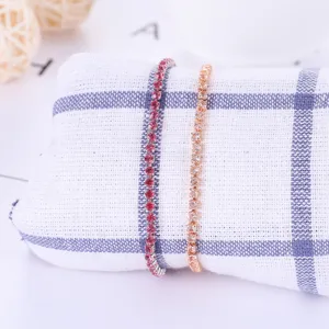 Vista dettagliata di bracciali tennis in strass alla moda, eleganti accessori di gioielleria