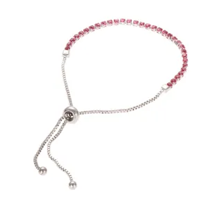 Splendido bracciale regolabile argentato decorato con scintillanti pietre di cristallo.