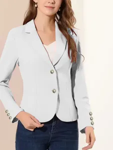 Vista detallada del blazer blanco de manga larga con solapa clásica y elegantes botones dorados.