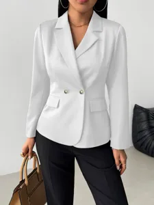 Primer plano detallado del elegante blazer blanco con solapa y botones metálicos.