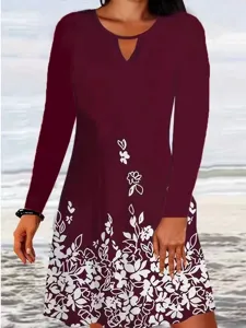 Vestido burdeos de manga larga y cuello en V con elegantes detalles de estampado floral.