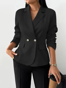 Detalle en primer plano del blazer negro de mujer con solapa elegante y botones dorados.