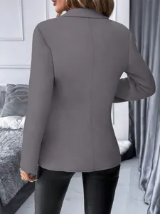 Gedetailleerd overzicht van een lange knoploze damesblazer in effen grijs en stijl.