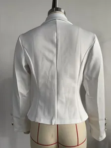 Vista detallada de la parte trasera del blazer corto blanco de manga larga para mujer.