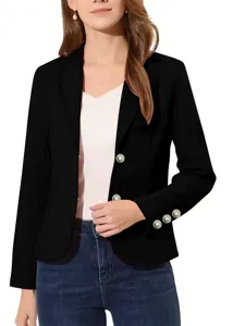 Detalles en primer plano de la chaqueta negra con solapa elegante, botones metalicos y slim.