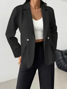 Vista detallada de la elegante chaqueta negra con solapas clásicas y botones cruzados.