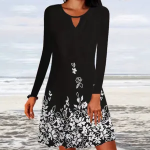 Elegante vestido negro de manga larga con hermoso estampado floral blanco y escote en V.