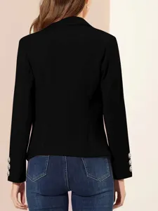 Vista trasera detallada de un blazer negro ajustado para mujer con elegantes botones dorados.