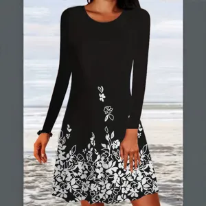 Elegante vestido negro de manga larga con un elegante estampado floral blanco de moda.