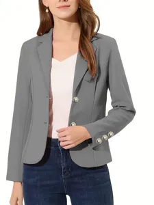 Detalle cercano del elegante blazer gris con botones dorados decorativos en las mangas.