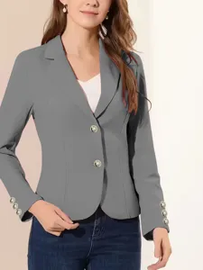 Vista detallada del elegante blazer gris, con botones dorados y corte entallado.