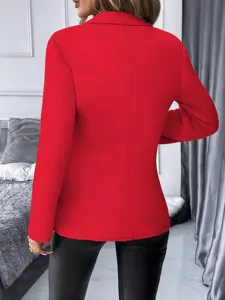 Achterzijde van een chique rode blazerjas voor dames, stijlvol en veelzijdig bovenkleding.
