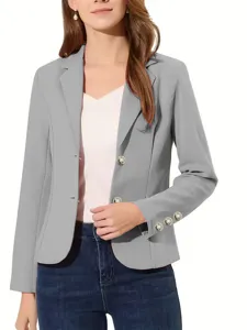 Vista detallada de la chaqueta blazer para mujer con solapa y botones decorativos en las mangas.