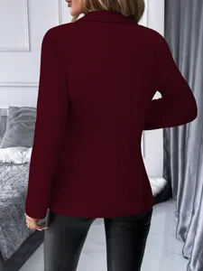 Gedetailleerd overzicht van de elegante wijnrode damesblazer met lange mouwen.