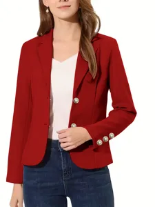 Vista detallada de blazer rojo para mujer con solapa, botones frontales y detalles en los puños.