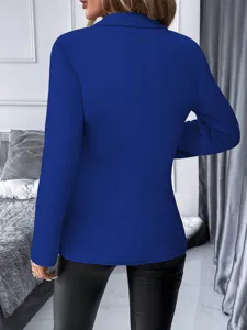 Gedetailleerd overzicht van een stijlvolle koningsblauwe dames lange blazer zonder knopen.