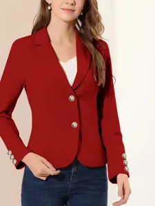 Vista detallada del blazer ajustado rojo para mujer con solapa y botones dorados.