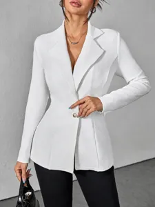 Detailansicht einer stilvollen einfarbigen Blazerjacke mit Ein-Knopf und tailliertem Schnitt.