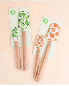 Spatula en silicone détail avec motifs citron et orange ustensile de pâtisserie en bois.