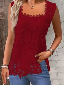 Gedetailleerd overzicht van de rode kanten mouwloze top met een chic vierkante hals ontwerp.