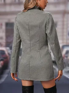 Ασπρόμαυρο καρό houndstooth casual σακάκι πέτο μεσαίου μήκους προβολή λεπτομέρειας