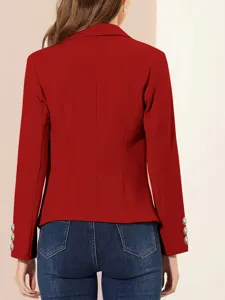 Vista trasera detallada de una chaqueta blazer roja de mujer con botones metálicos en los puños.