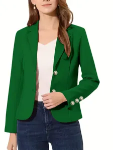 Detalle de blazer verde con solapa elegante y botones metálicos dorados para mujer chic.