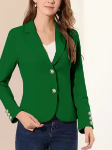 Detalle de manga de blazer verde, cuello solapa y botones metálicos para estilo elegante.