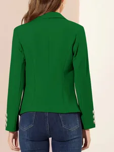Vista detallada trasera de un elegante blazer verde con botones metálicos en las mangas.