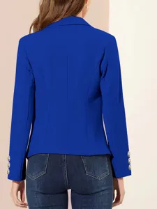 Detalle trasero de la chaqueta blazer de mujer azul real con mangas largas y puños con botones.