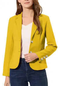 Primer plano del blazer amarillo entallado para mujer con solapa y botones elegantes.