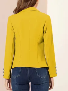 Vista detallada del blazer amarillo de manga larga con botones metálicos, vista trasera.