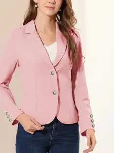 Primer plano de la elegante chaqueta rosa de solapa de manga larga con botones chic.