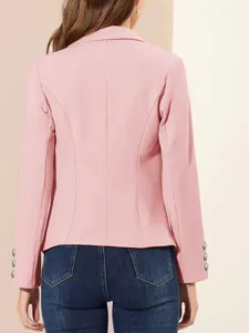 Detalle de la parte trasera del blazer rosa de mujer, con costuras y botones metálicos.