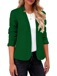 Primo piano sui dettagli della giacca blazer aperta a maniche lunghe verde scuro con top.